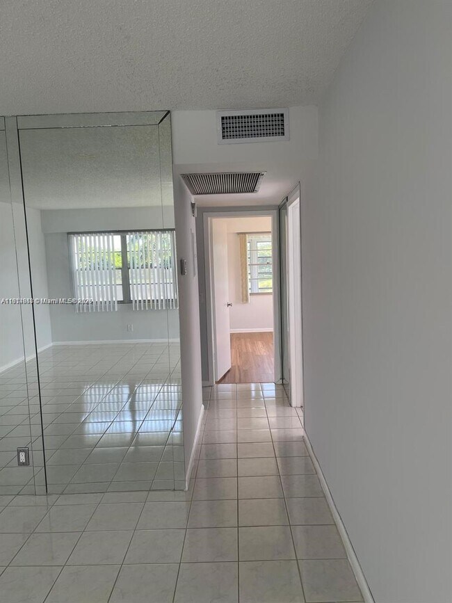 Building Photo - 164 Fanshaw D