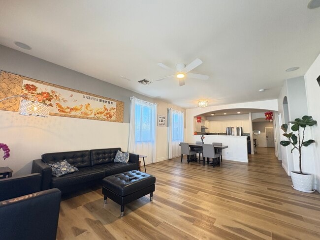 Building Photo - 1180 E Saddleback Pl