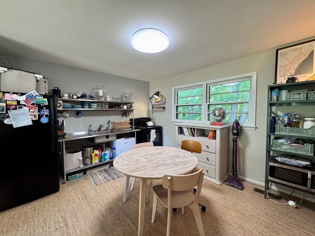 Building Photo - Charming Ranch in Carrboro with Beautiful ...