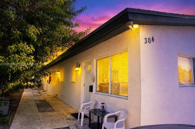 Building Photo - 304 SE 9th Ct