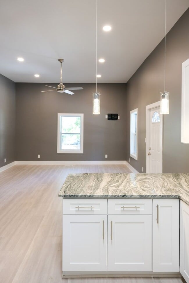 Building Photo - Charming 2BR/2.5BA Home