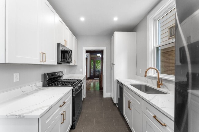 Building Photo - Beautiful 5 Bedroom, 2 Bathroom in Mt.Lebanon- Original Hardwood Floors and Garage