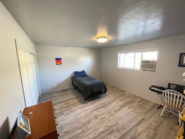 Building Photo - 333 W 170 N