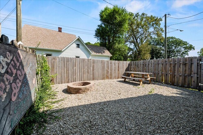 Building Photo - 1324 E 9th St