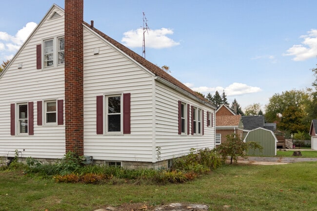 Building Photo - 629 St Clair Ave