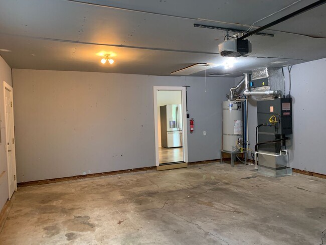 Building Photo - Honey stop the car one-Level ranch in the ...