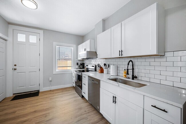 Building Photo - Remodeled 1BD, 1BA in the Highlands with B...