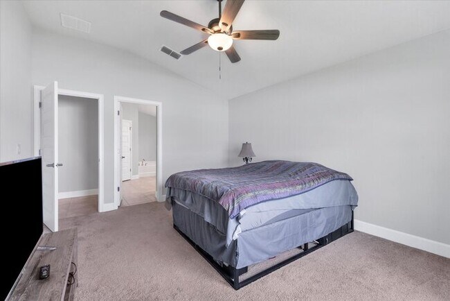 Building Photo - Welcome in to this beautiful Unfurnished -...