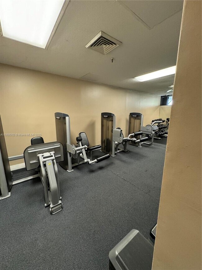 Building Photo - 520 Brickell Key Dr