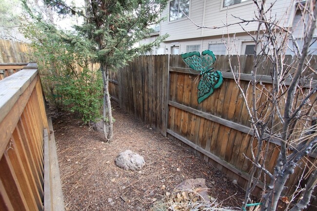 Building Photo - 3-Bed / 2.5-Bath Townhome in Boulder Point Near FUTS Trails