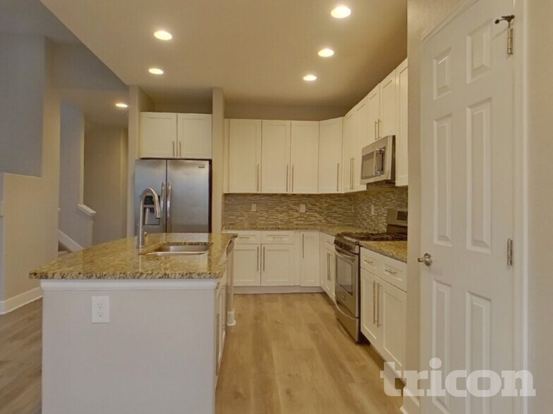 Building Photo - 9805 W Hinsdale Pl