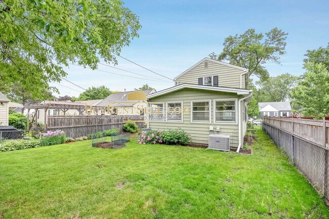 Building Photo - Charming 4-Bed Oasis with Gleaming Hardwood Floors – Your Dream Home Awaits in St. Louis Park!