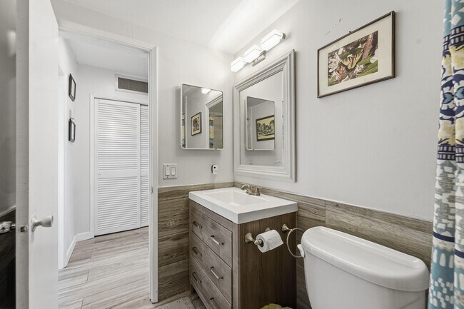 Building Photo - 5208 NE 24th Terrace