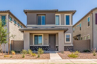 Building Photo - Spacious, Stylish, and Ready for You!