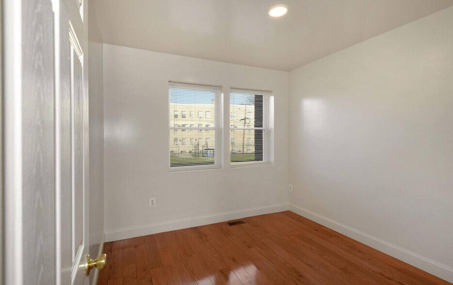 Building Photo - 212 Orange St SE