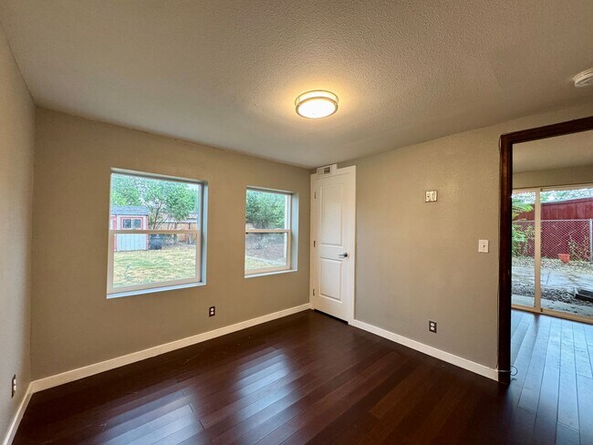 Building Photo - Updated 3 Bedroom 2 Bath Single Family Hom...