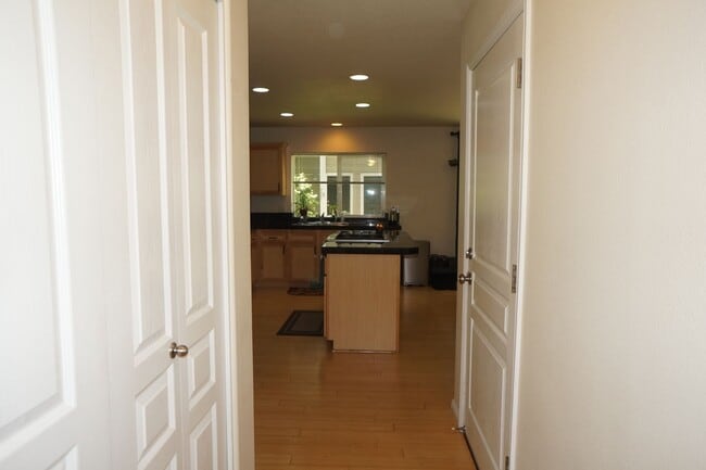 Building Photo - Beautiful Beaverton Townhouse