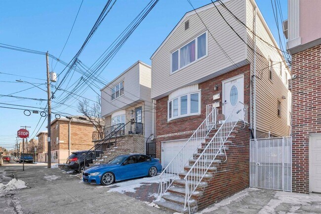 Building Photo - 5712 Broadway