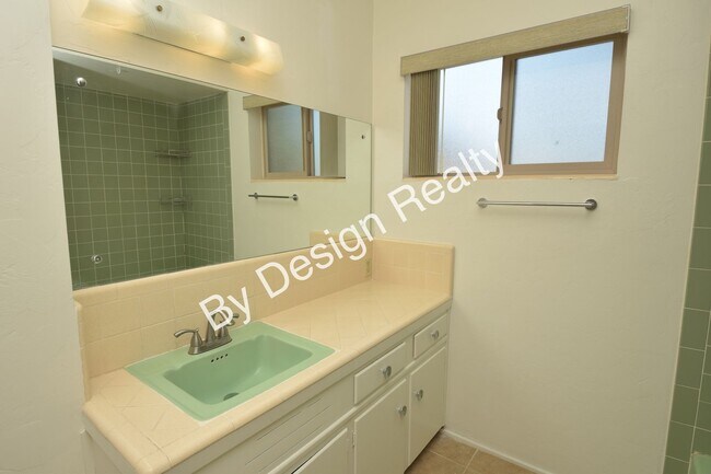 Building Photo - Spacious 3 Bed 2 Bath Eastside Home w/Huge Yard & Fireplace