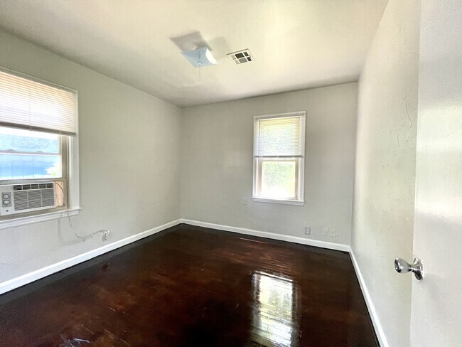 Building Photo - 518 Oak St NW