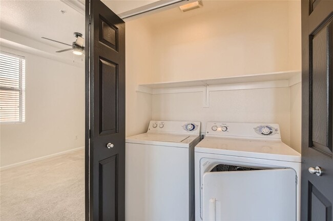 Building Photo - 2 Bedroom Mid-Rise Condo at PARK AVENUE!