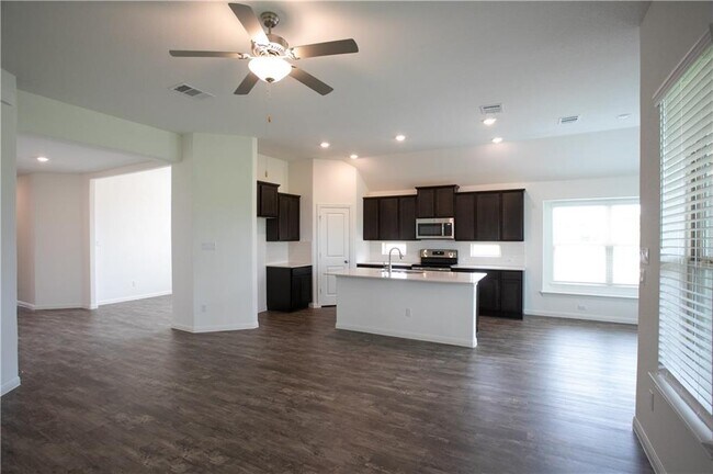 Building Photo - 121 El Ranchero Rd