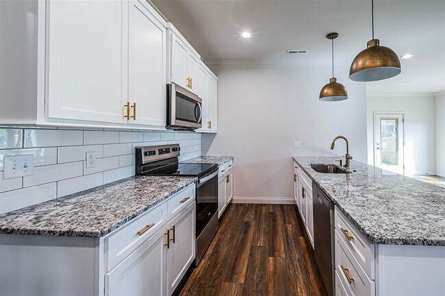 Building Photo - 558 Providence Ct