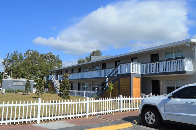 60-Unit Complex near Sarasota Memorial Hospital - Hillview Apartments