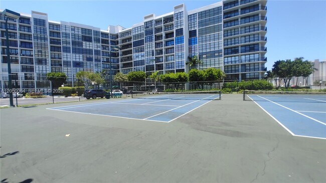 Building Photo - 1000 Parkview Dr