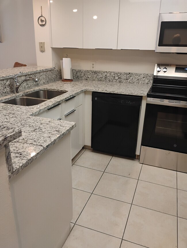 Building Photo - 6035 Sea Ranch Dr