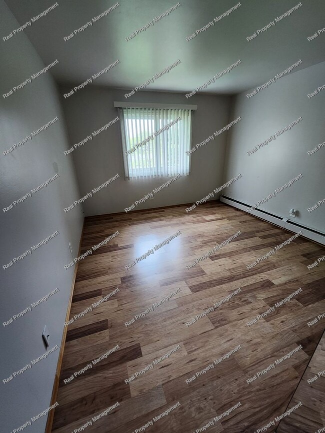 Building Photo - Clean 2 Bedroom 1 Bath Unit