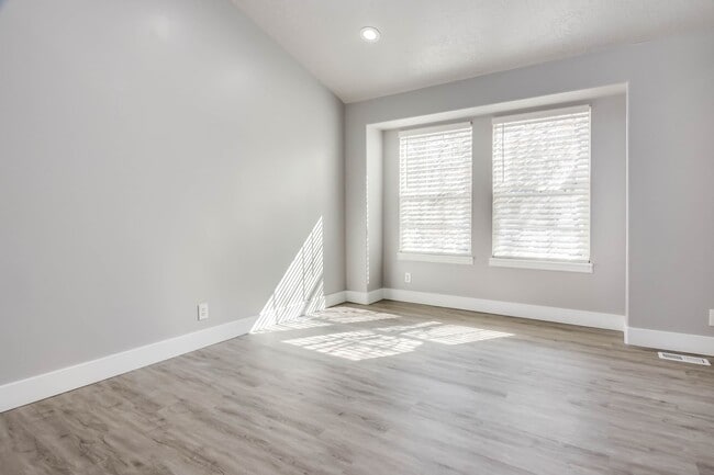 Building Photo - Gorgeous Four Bedroom Home, 2600 sq. ft., ...