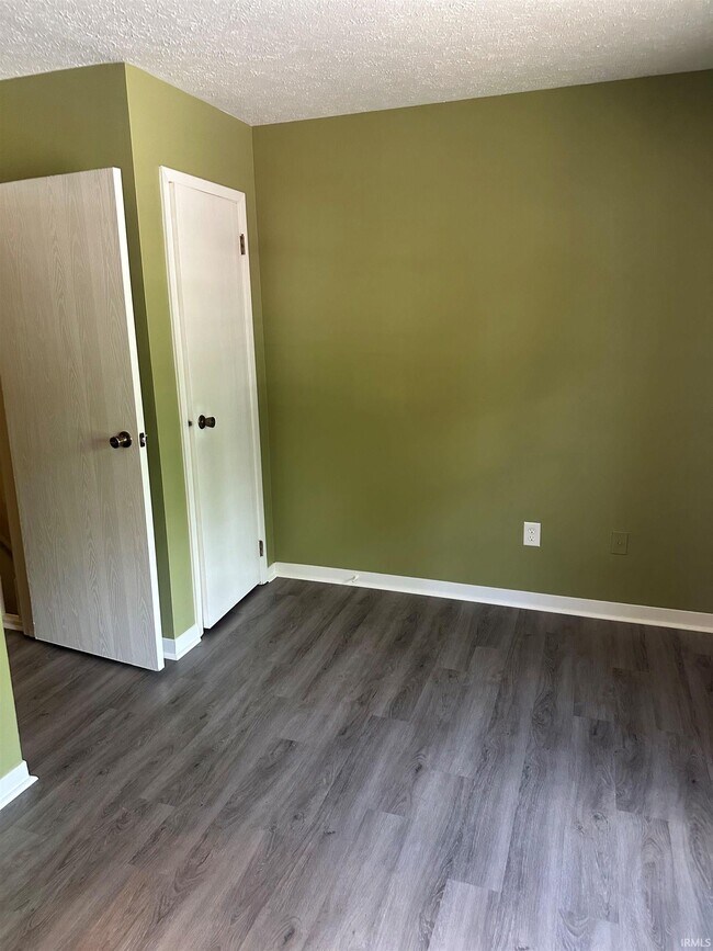 Building Photo - 562 E Graham Pl