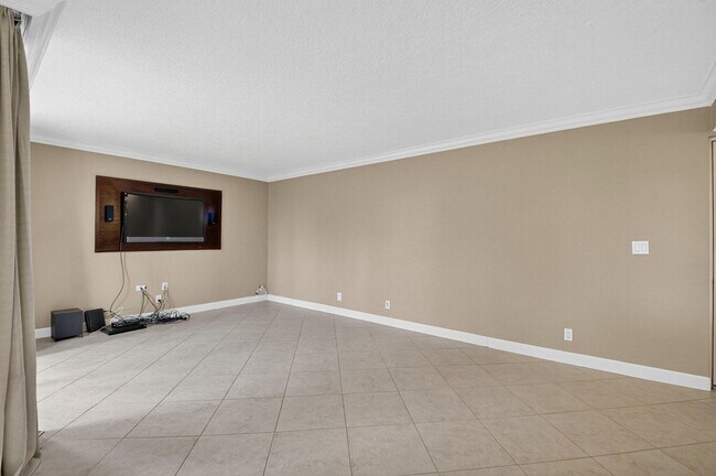 Building Photo - 450 Egret Cir