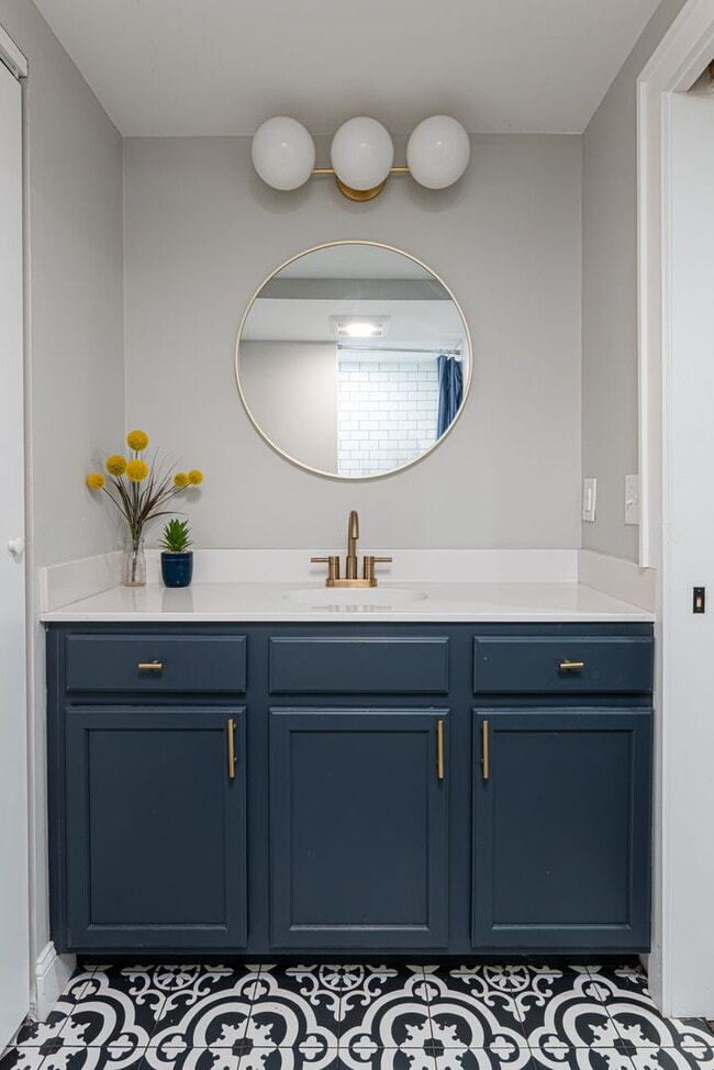 Building Photo - Beautifully Updated House - Awesome Montford Location