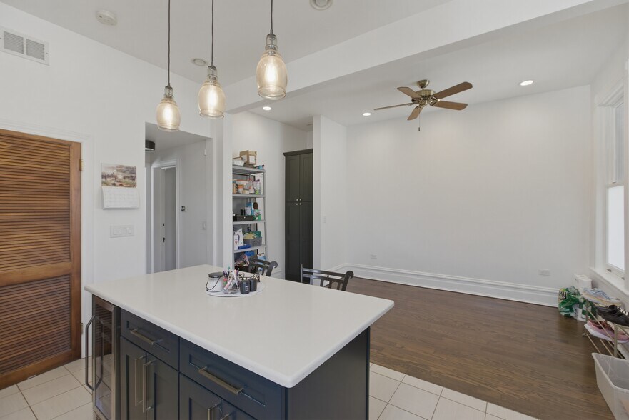 Building Photo - 850 W Oakdale Ave