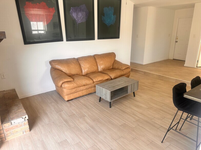 Building Photo - Room in House on Southwest Dr
