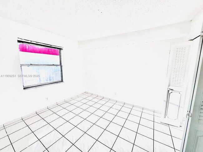 Building Photo - 1750 W 46th St