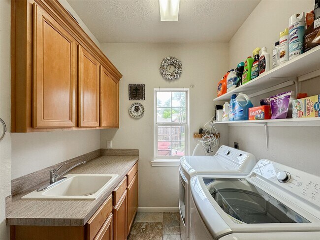 Building Photo - 9402 Brentwood Lakes Cir