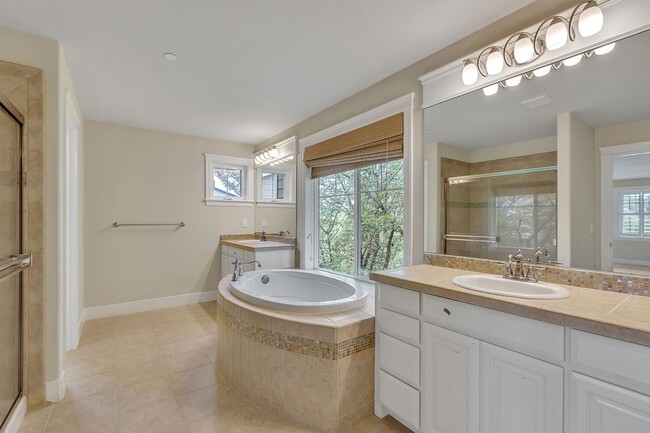 Building Photo - Must see in beautiful Redmond neighborhood