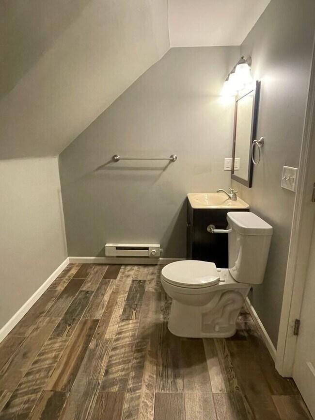 Building Photo - Upper Level Uptown Duplex, Hardwood Floors...