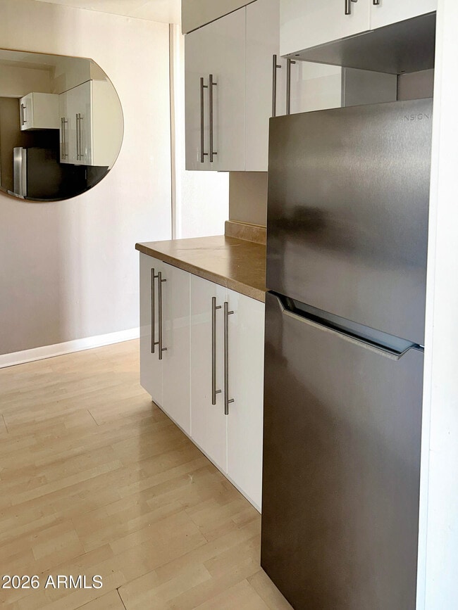 Building Photo - 6841 E 2nd St