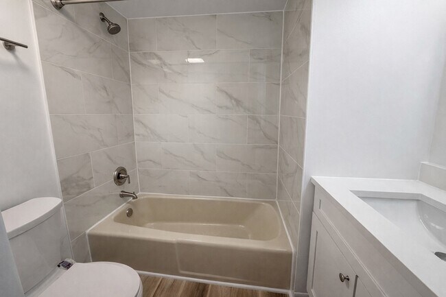 Building Photo - 210 Fountainview Ln