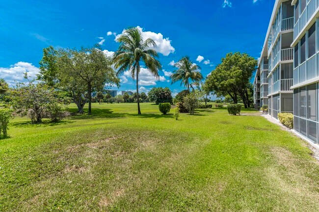 Building Photo - 2800 N Palm Aire Dr