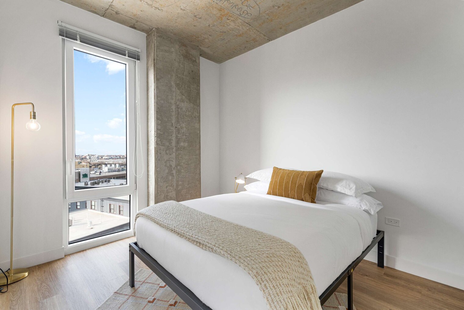 Building Photo - 853 W Blackhawk St