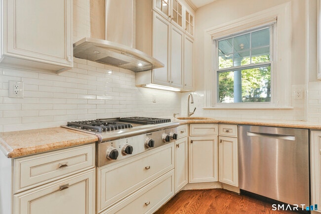 Building Photo - 309 Milbank Ave