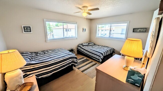 Building Photo - Annual furnished OPTIONAL 2/1 condo Island life