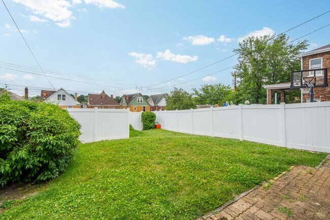 Building Photo - AVAILABLE AUGUST 1ST!! BEAUTIFUL 3 BEDROOM...