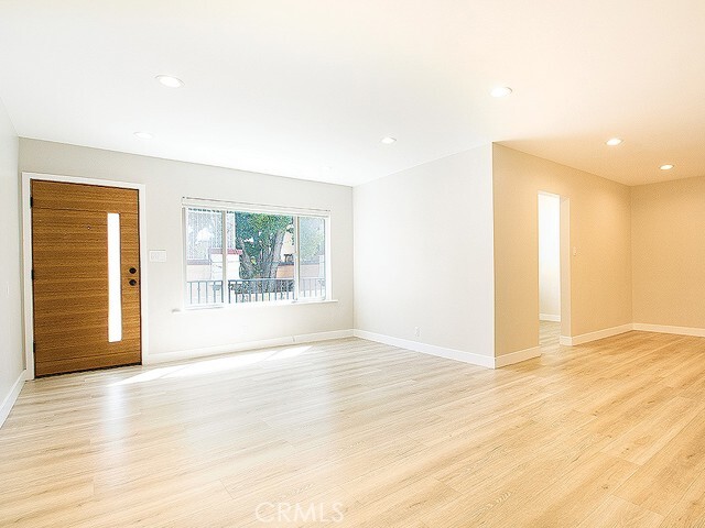 Building Photo - 2027 Vista Del Mar Ave