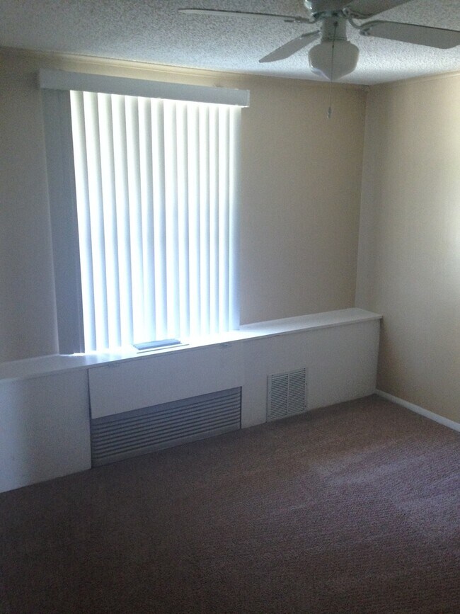 Building Photo - 217 Acorn Dr